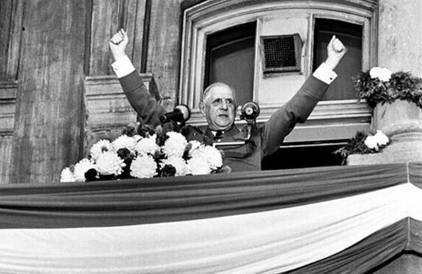 Charles de Gaulle au balcon de l’hôtel de ville de Montréal, 24 juillet 1967