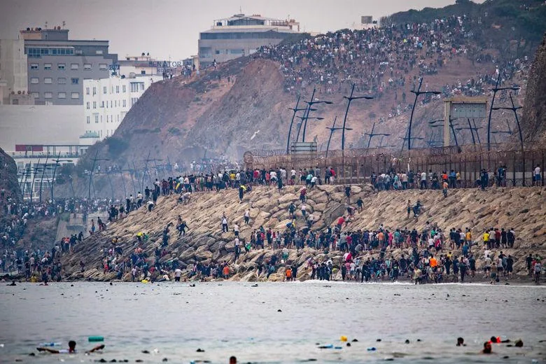 Foule contre la barrière de Ceuta, drapeaux marocains, 30 juillet 2026