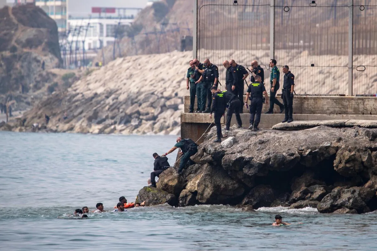 Naufragés dans l’eau près d’une vedette de la marine marocaine