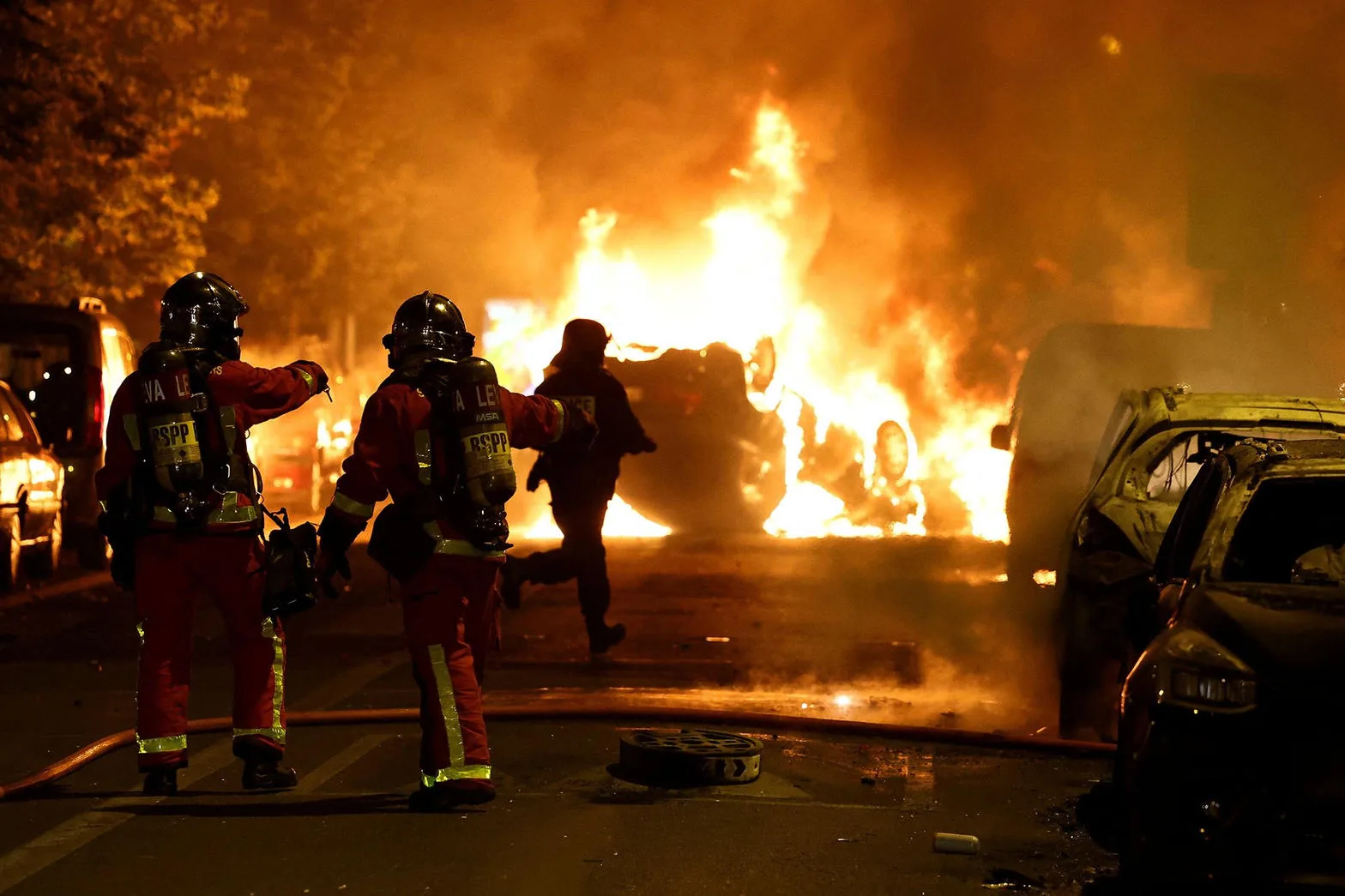 Pompiers face à des voitures en feu, France 2023