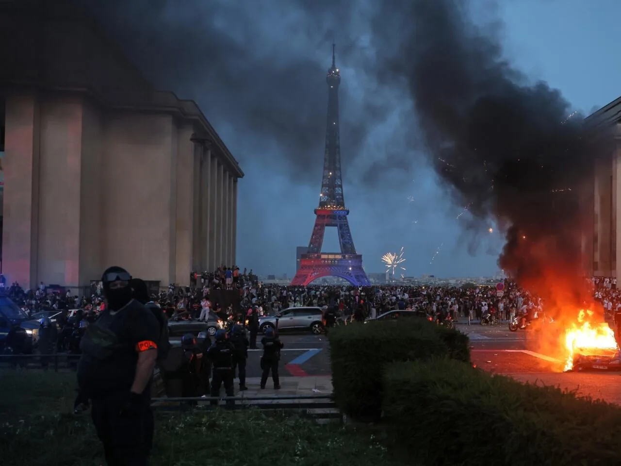 Champs-Élysées dans la fumée, police et scooter, 30 mai 2026